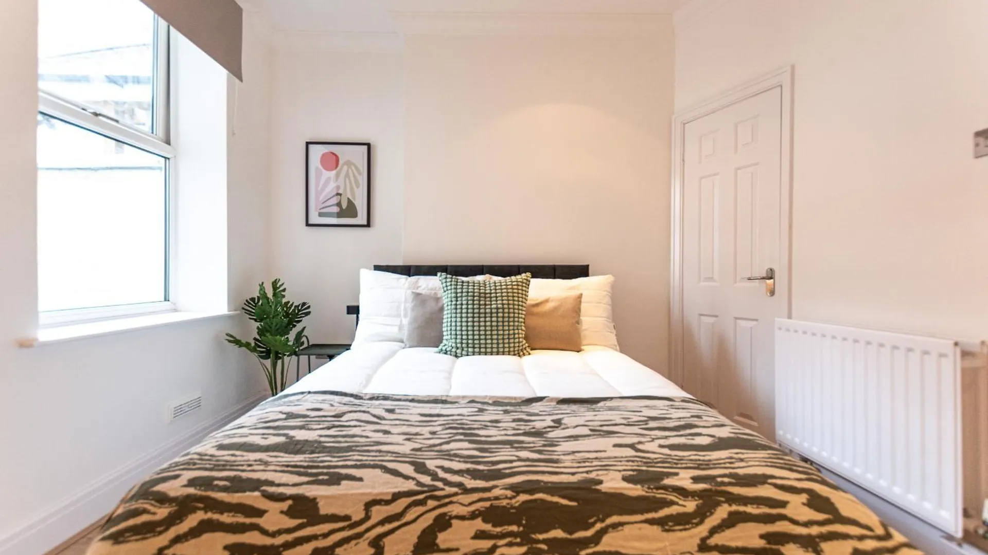 Stylish 1-Bed Flat In Liverpool By 53 Degrees Property, Ideal For Business & Long-Term Stays!